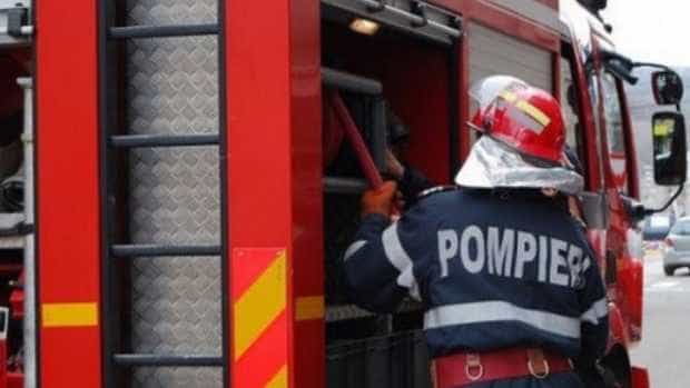 Casă distrusă de un incendiu izbucnit de la instalațiile de Crăciun, la Berevoești