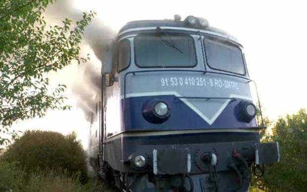 Locomotiva unui tren a luat foc în mers. În vagoane se aflau 70 de pasageri