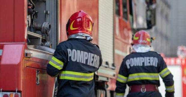 Incendiu la o pensiune din Rucăr. În interior erau cazate 25 de persoane