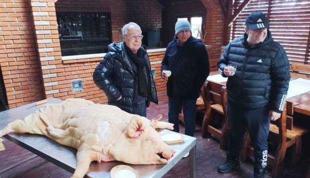 Cum a fost la pomana porcului la Câmpulung, cu Mircea Lucescu