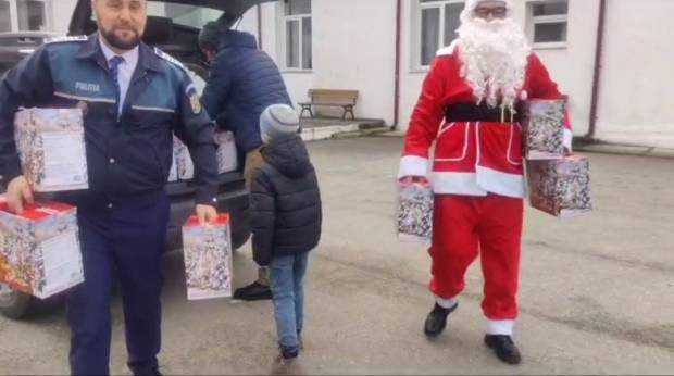Moș Crăciun, încărcat de cadouri, ,,escortat” de polițiști la Centrul”Sf. Filofteia” de la Valea Mare Ștefănești