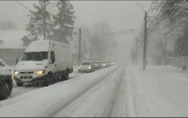 Se circulă în condiţii de iarnă pe DN 1 Ploieşti – Braşov, între staţiunile Sinaia şi Predeal