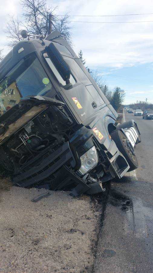 Camion intrat într-un cap de pod la Drăganu. Șoferul, lovit la cap, a fost preluat de SMURd