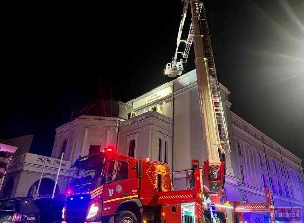 Operațiune eșuată de salvare a unei pisicuțe de pe acoperișul Teatrului Botoșani