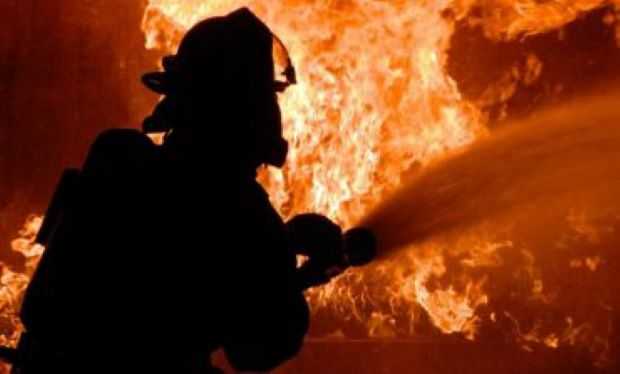 Acoperișul unei pensiuni din Harghita a luat foc! Intervin pompierii