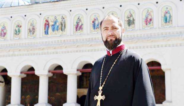Arhidiaconul protopsalt Mihail Bucă de la Catedrala Patriarhală, fost student al Facultăţii de Teologie Piteşti