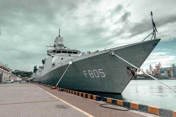 Forțele SUA și Marii Britanii, gata de război cu navele iraniene din Marea Roșie