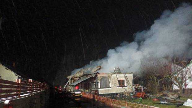 Două case au ars la Costești și Sălătrucu. Un bărbat și o femeie cu arsuri