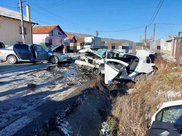 Accident grav în Argeș. O persoană a murit, trei sunt rănite