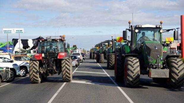 Fermieri și transportatori protestează astăzi în fața Guvernului
