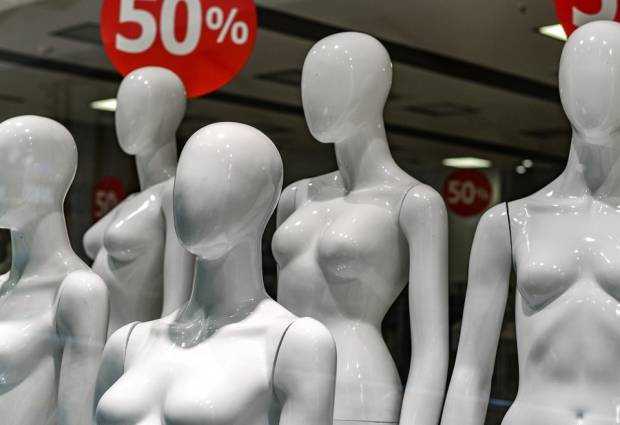 Au început reducerile de iarnă. Prețuri mai mici și cu 80% la haine, încălțăminte și cosmetice