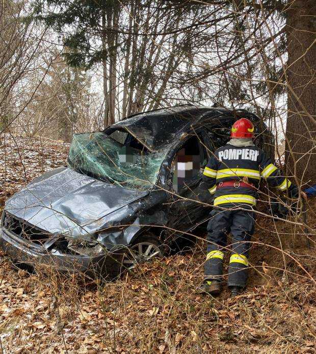 Șoferiță răsturnată în râpă cu mașina, la Dâmbovicioara
