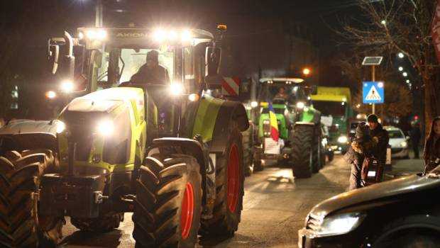 Transportatorii și fermierii continuă protestele. Au blocat intrările în marile orașe din țară
