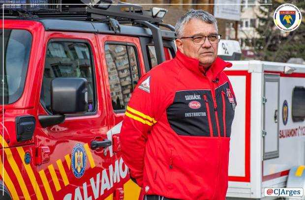 Salvamont Argeș a primit două Jeep-uri dotate cu remorci climatizate pentru transport câini