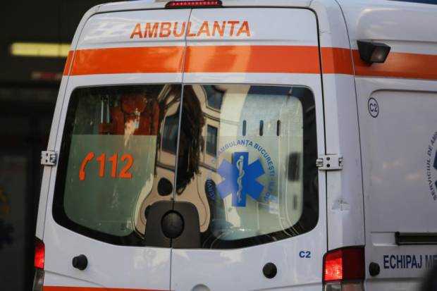 Ambulanță răsturnată la Suseni