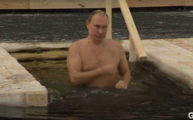 Putin s-a scufundat vineri într-un bazin cu apă rece ca gheaţa, pentru a marca tradiționala Bobotează
