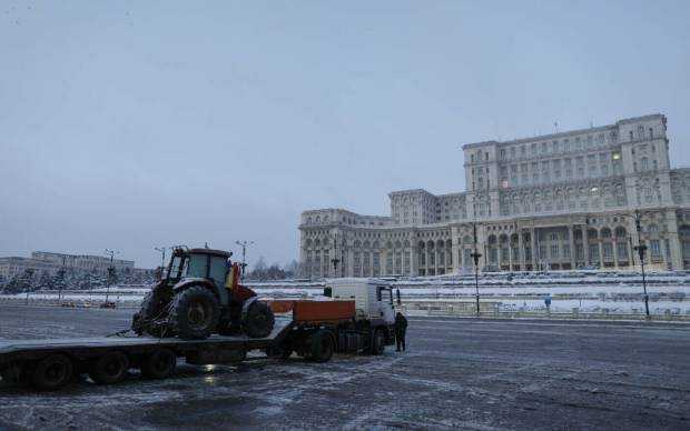 Un singur tractor a venit în Piața Constituției, la protestul transportatorilor la care erau anunțate sute de utilaje