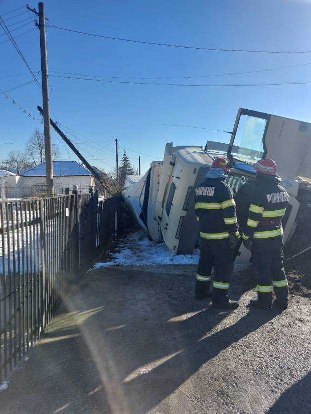 Argeș. A intrat cu autoutilitara în stâlp și în gard. Șoferul era beat