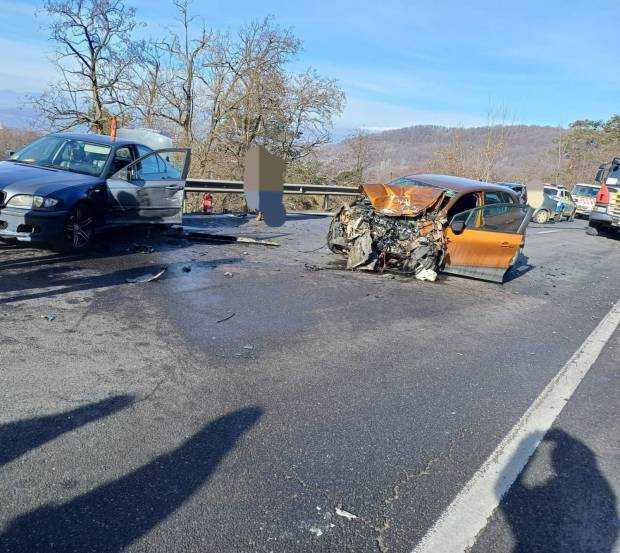 Accident la Dedulești, cu un rănit grav! Un camion, în coliziune cu două autoturisme