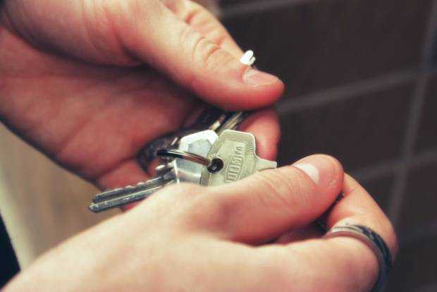 Dezvoltator imobiliar acuzat că a vândut același apartament mai multor cumpărători. Cinci persoane reținute