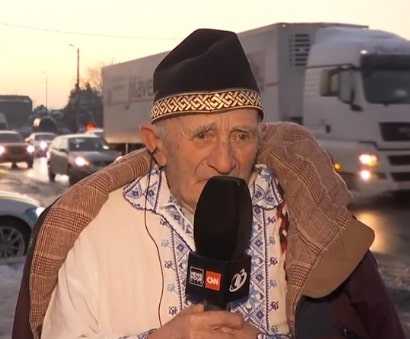 Un bărbat de 83 de ani din Vrancea a venit la București pentru a le aduce mâncare protestatarilor
