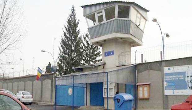 Avocatul Poporului, în anchetă la Penitenciarul Mioveni. Deţinuţii reclamă că în curţile de plimbare nu sunt wc-uri