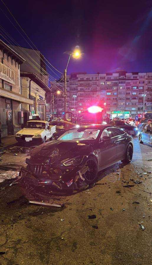 Accident cu două mașini în Pitești