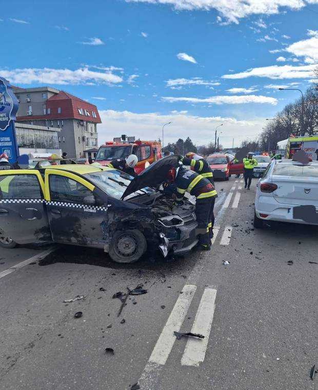 Accident cu trei maşini pe strada Nicolae Dobrin