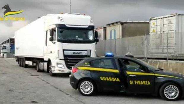 Șofer român reținut în Italia după ce a fost prins cu 1000 kg tutun de contrabandă