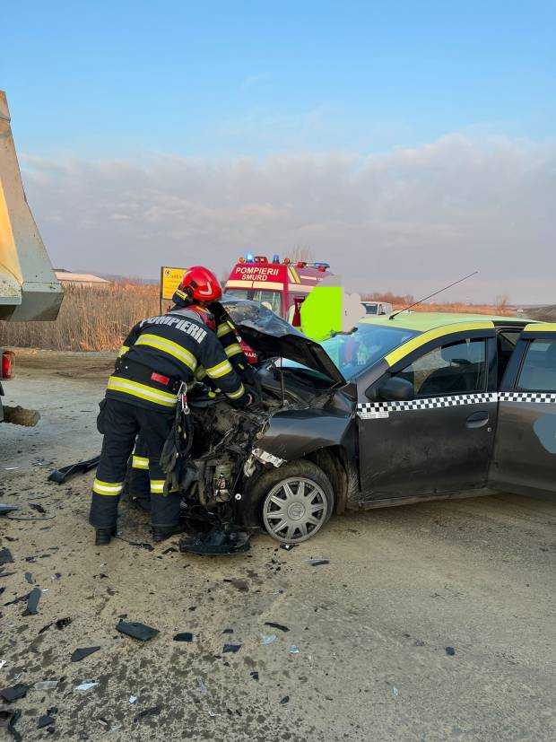 Argeș. Coliziune cu o autobasculantă! Două rănite, la spital!