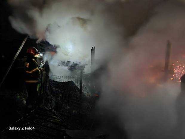 Incendiu la Godeni. A ars magazia de lemne