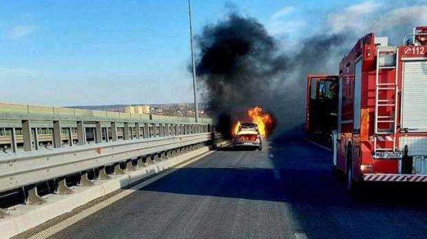 O mașină a luat foc pe A1 Bucureşti-Piteşti