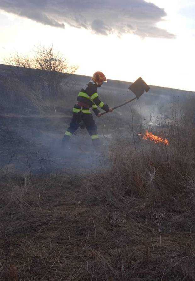 Incendii pe autostradă și în două comune din Argeș