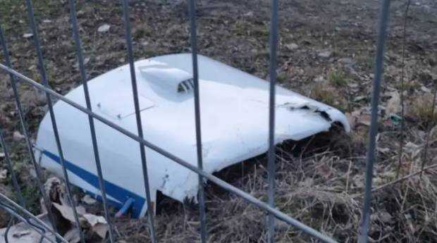 O bucată dintr-un avion de agrement s-a desprins în zbor și a căzut în apropierea unei grădinițe dintr-un sat