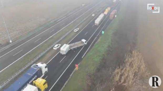 Carambol cu 150 de mașini pe o autostradă din Italia