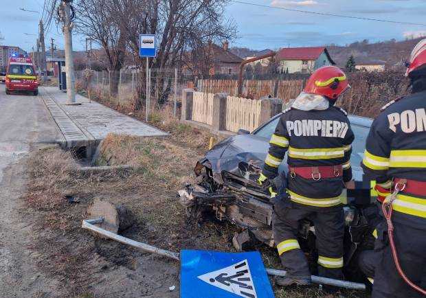 Curtea de Argeș. Accident între un autoturism și un autotren