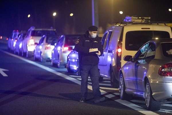 46 de funcționari de la Agenția de Control din Vama Nădlac II, acuzați de luare de mită