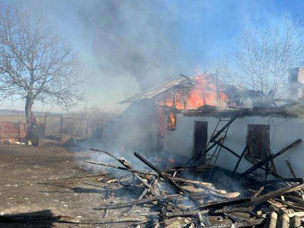 Incendiu în Argeș! A ars o magazie, dar casa a fost salvată