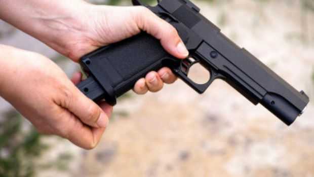 Bărbat amendat după ce s-a plimbat prin centrul orașului cu un pistol de jucărie în mână