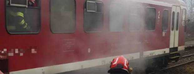 Incendiu la un vagon de tren. Călătorii, evacuați de urgență