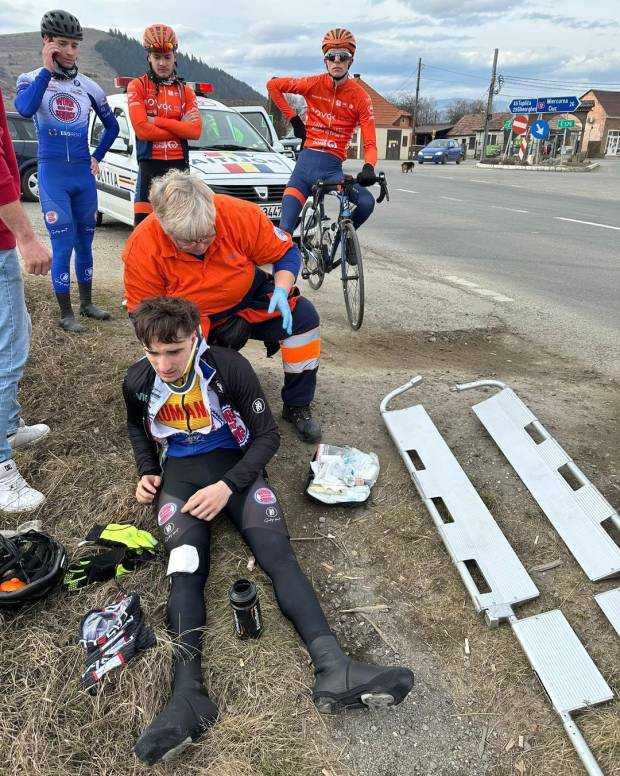 Fiul fostului ministru al Sportului, implicat într-un accident rutier. Era la un antrenament cu bicicleta alături de tatăl său