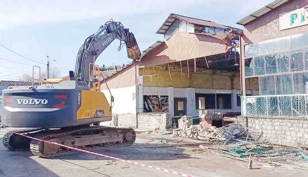 Se demolează piaţa din Câmpulung