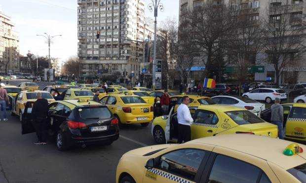 Sute de taximetriști au protestat în Piața Victoriei