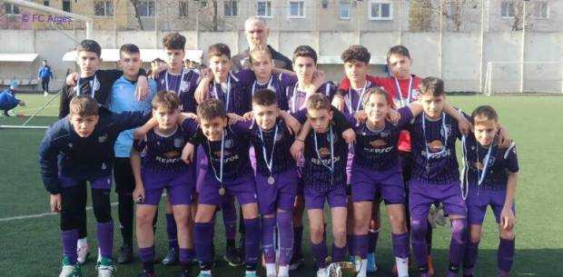 FC Argeș U13 a terminat pe podium Brașov Indoor Cup, una dintre cele mai puternice competiții de juniori din țară