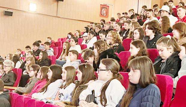 Peste 250 de elevi din Topoloveni au văzut gratis filmul „Warboy” la Casa de Cultură