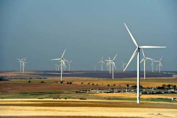 România primește 3 miliarde de euro de la Comisia Europeană pentru energia eoliană