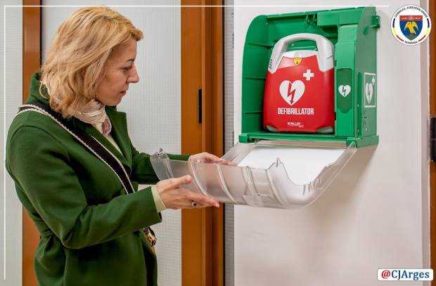 Consiliul Judeţean Argeş a fost dotat cu defibrilator extern