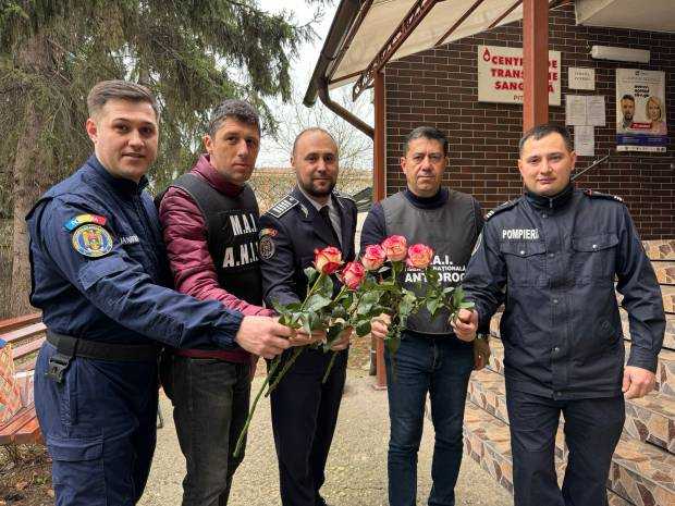 Jandarmii, pompierii şi poliţiştii argeşeni, flori pentru doamnele de la Centrul de Transfuzie Sanguină Piteşti
