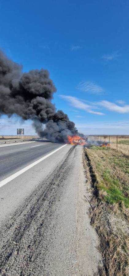 O mașină a luat foc pe Autostrada București – Pitești