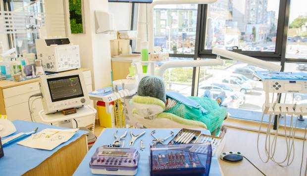 Clinica de medicină dentară Dr. TEO – Zâmbim oricând împreună!Îngrijirea implanturilor dentare